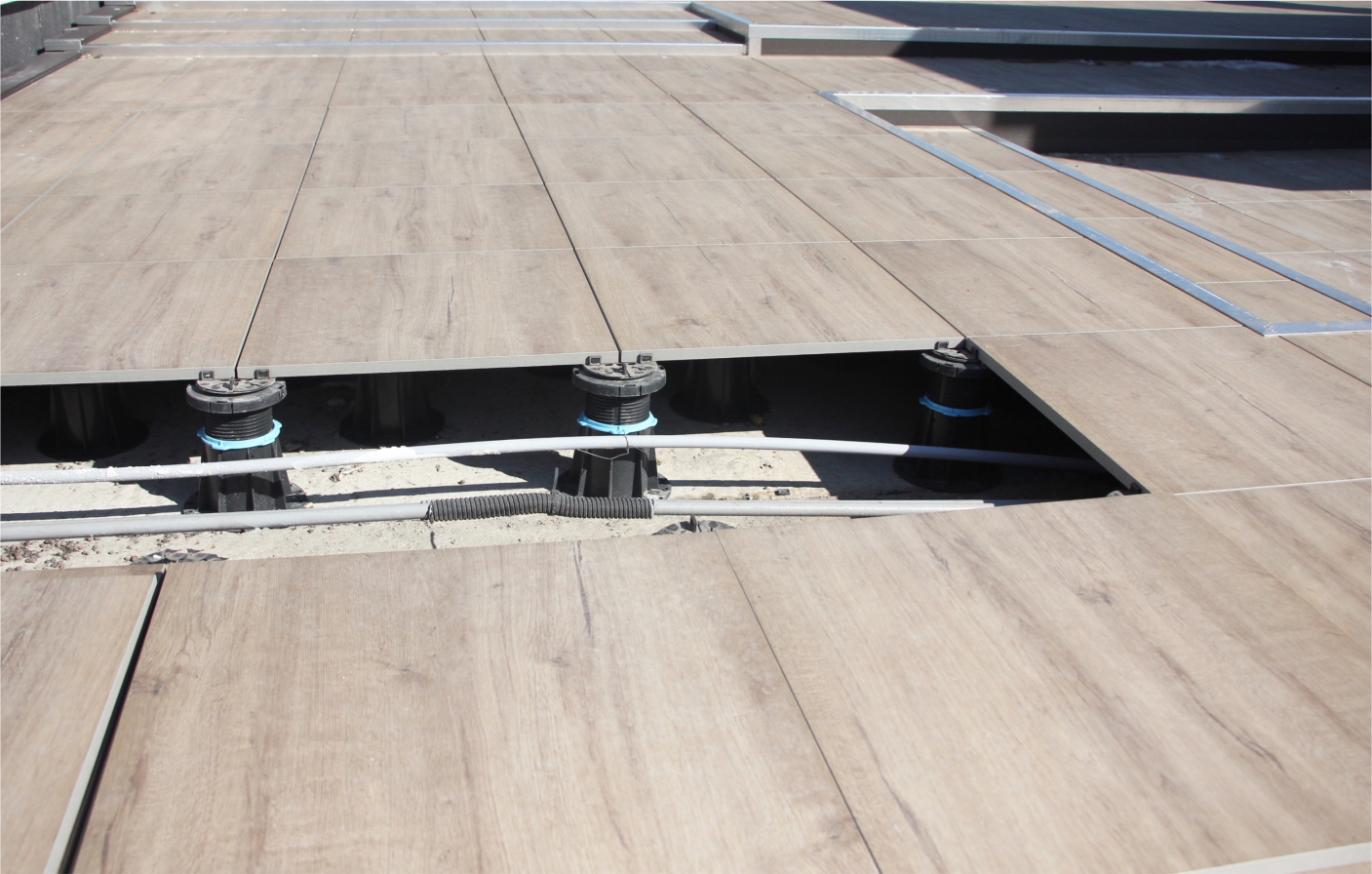 Construction of decks and floors on operated roofs.